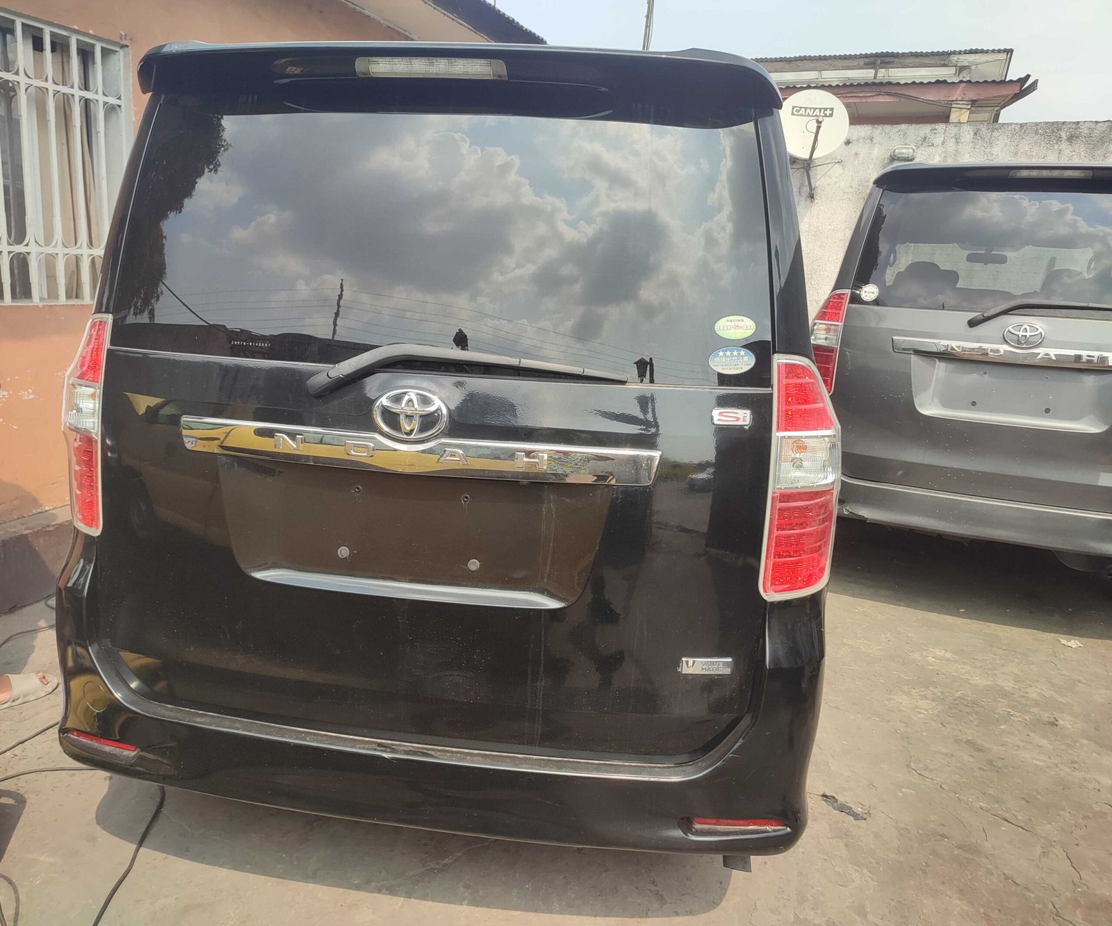 Toyota Noah Voxy Sans plaque