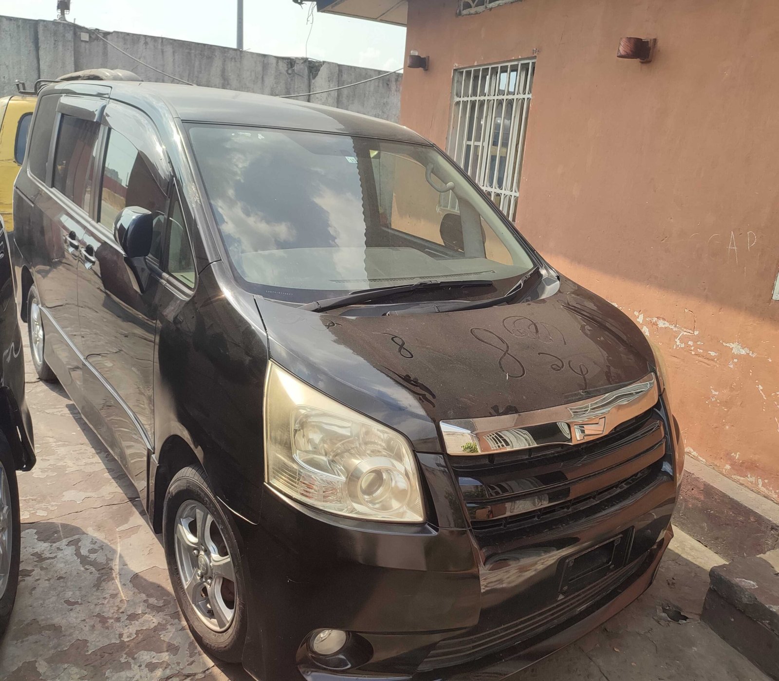 Toyota Noah Voxy Sans plaque