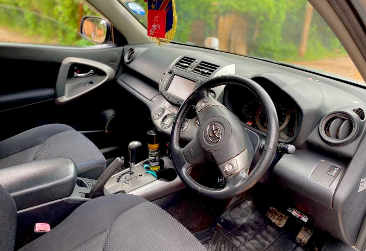 Une voiture Rav4 serie 3 presque IT