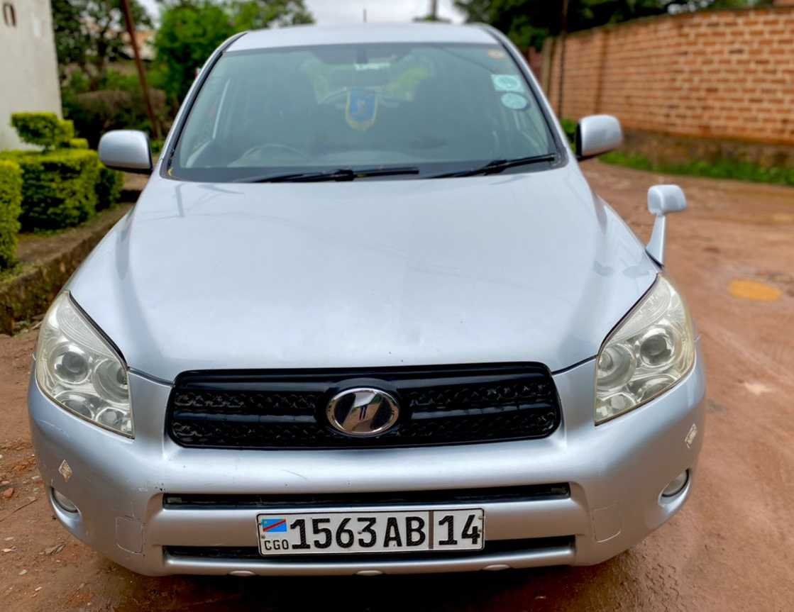 Une voiture Rav4 serie 3 presque IT