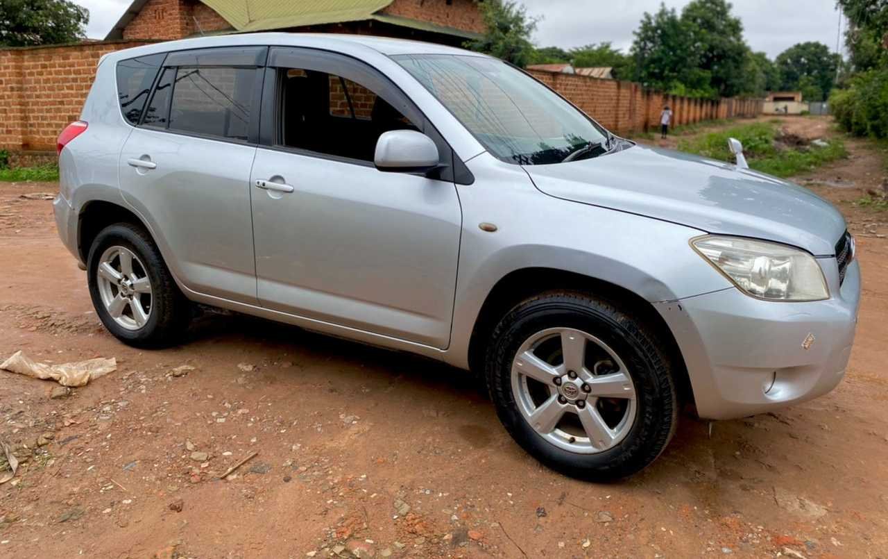 Une voiture Rav4 serie 3 presque IT