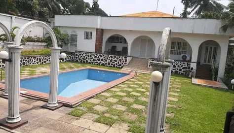Belle Villa à vendre de 5 chambres dotées d’une grande Piscine et d’autres options. Dans le ville province de Kinshasa au quartier macampagne proche du Camp luano sur la route Nguma.