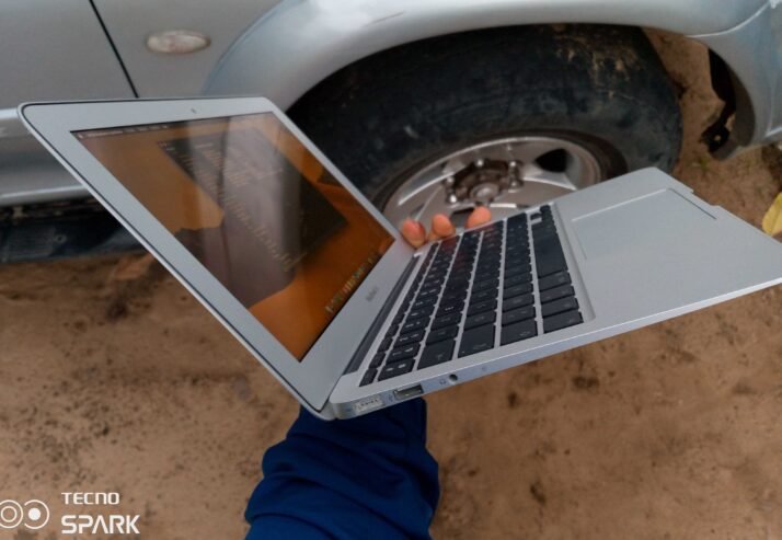 MacBook Air 11 pouces en provenance des 🇺🇸 en très bon état, très très propre. Ultra slim