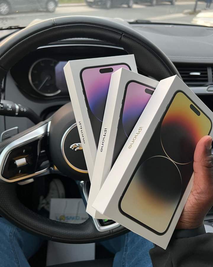 Spécial solde des smartphones originaux en provenance de la Californie,vendu avec une garantie de 12 mois, nous sommes a Kinshasa et nous livrons dans la ville gratuitement