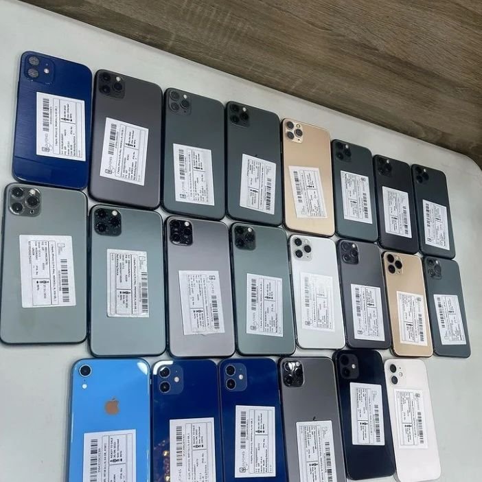 Spécial solde des smartphones originaux en provenance de la Californie,vendu avec une garantie de 12 mois, nous sommes a Kinshasa et nous livrons dans la ville gratuitement