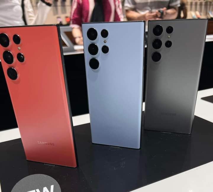 Spécial solde des smartphones originaux en provenance de la Californie,vendu avec une garantie de 12 mois, nous sommes a Kinshasa et nous livrons dans la ville gratuitement