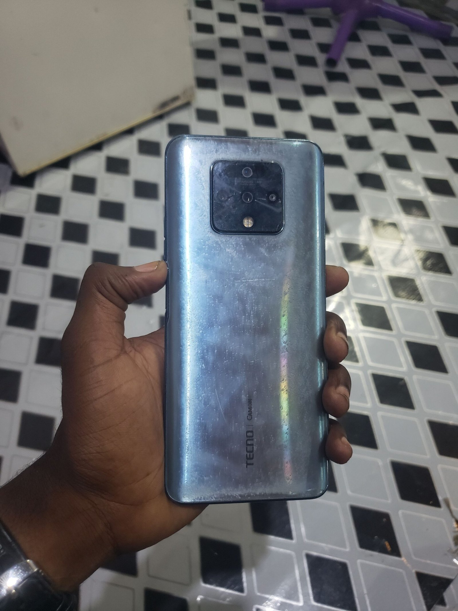 CAMON 16 premier avec petite fissure