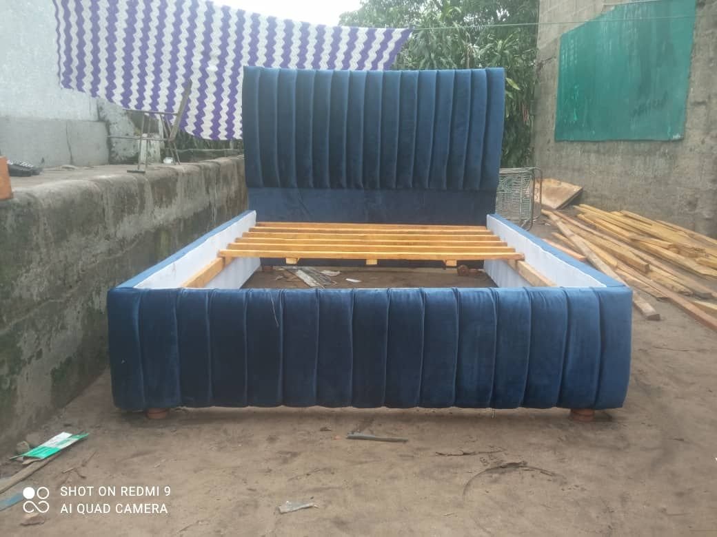 Lit garni disponible demontable et montable tres efficace