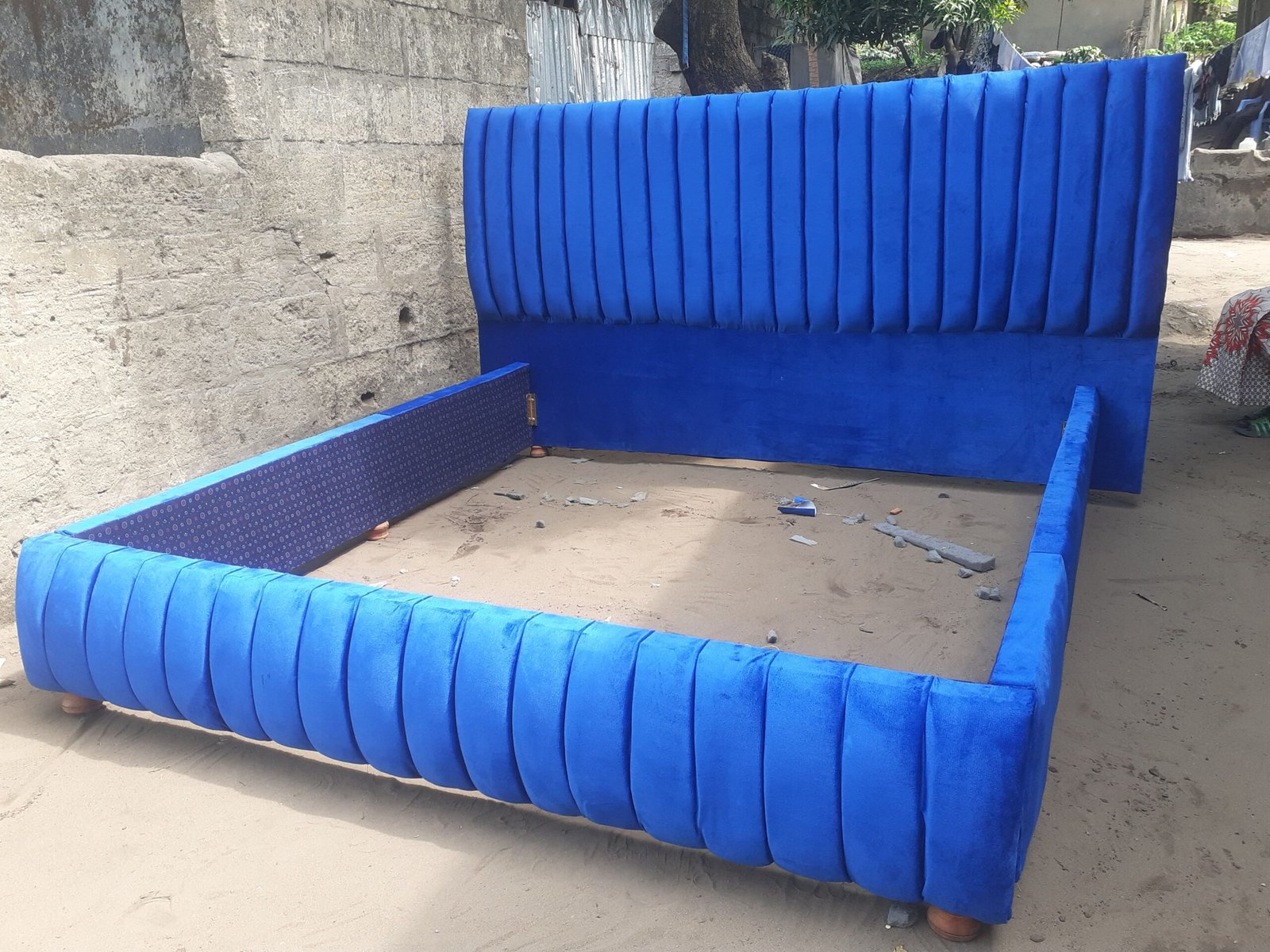 Lit garni disponible demontable et montable tres efficace