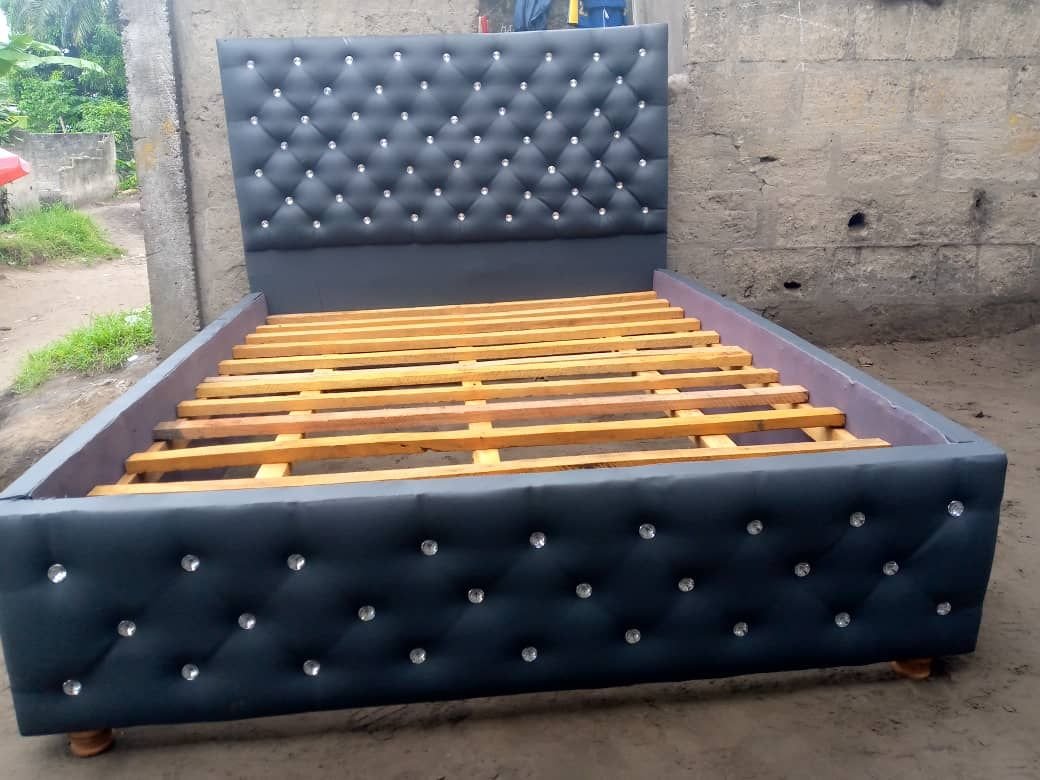 Lit garni disponible demontable et montable tres efficace