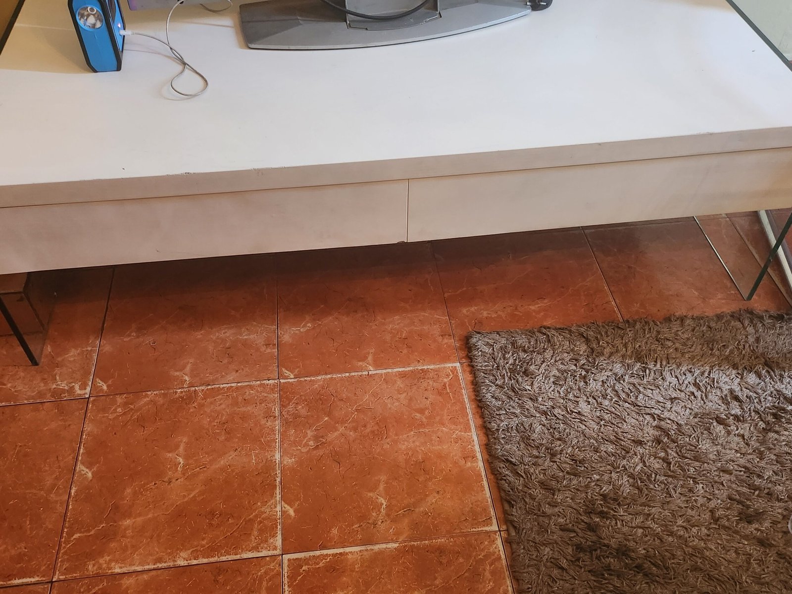 A vendre table blanche avec pied en verre et 2 tiroirs