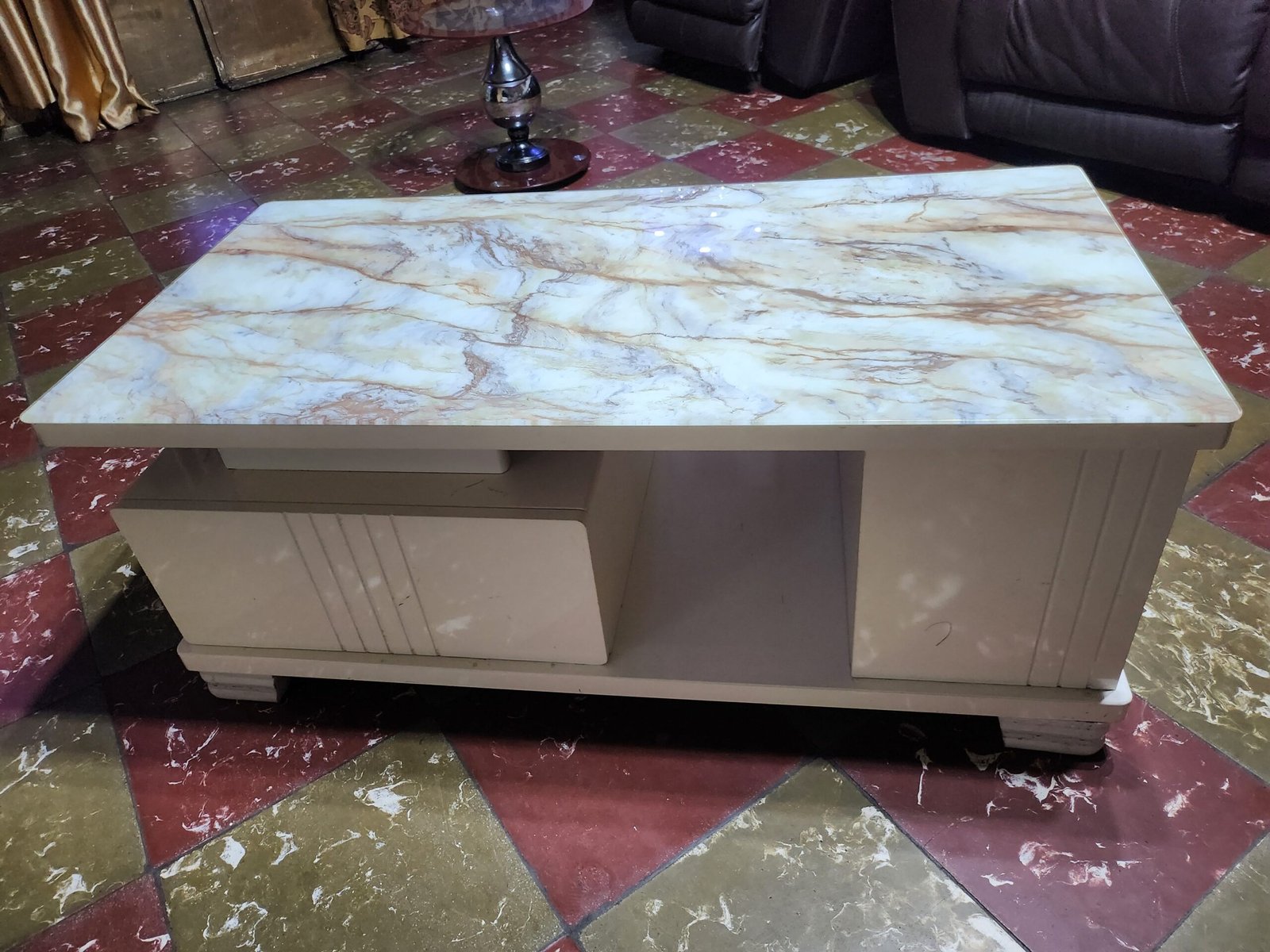 A vendre table salon et télé raison de voyage