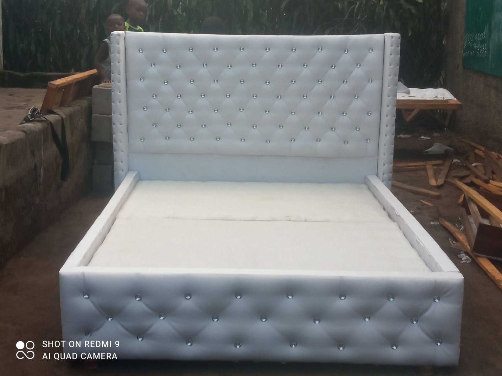 Lit garni disponible demontable et montable tres efficace