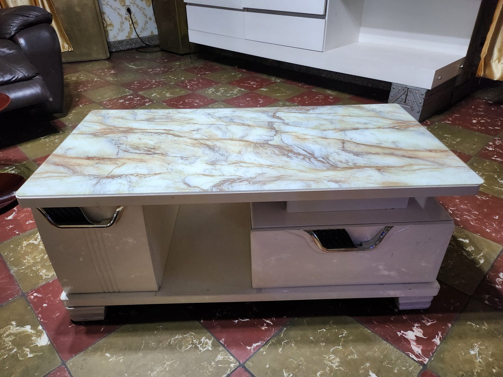 A vendre table salon et télé raison de voyage