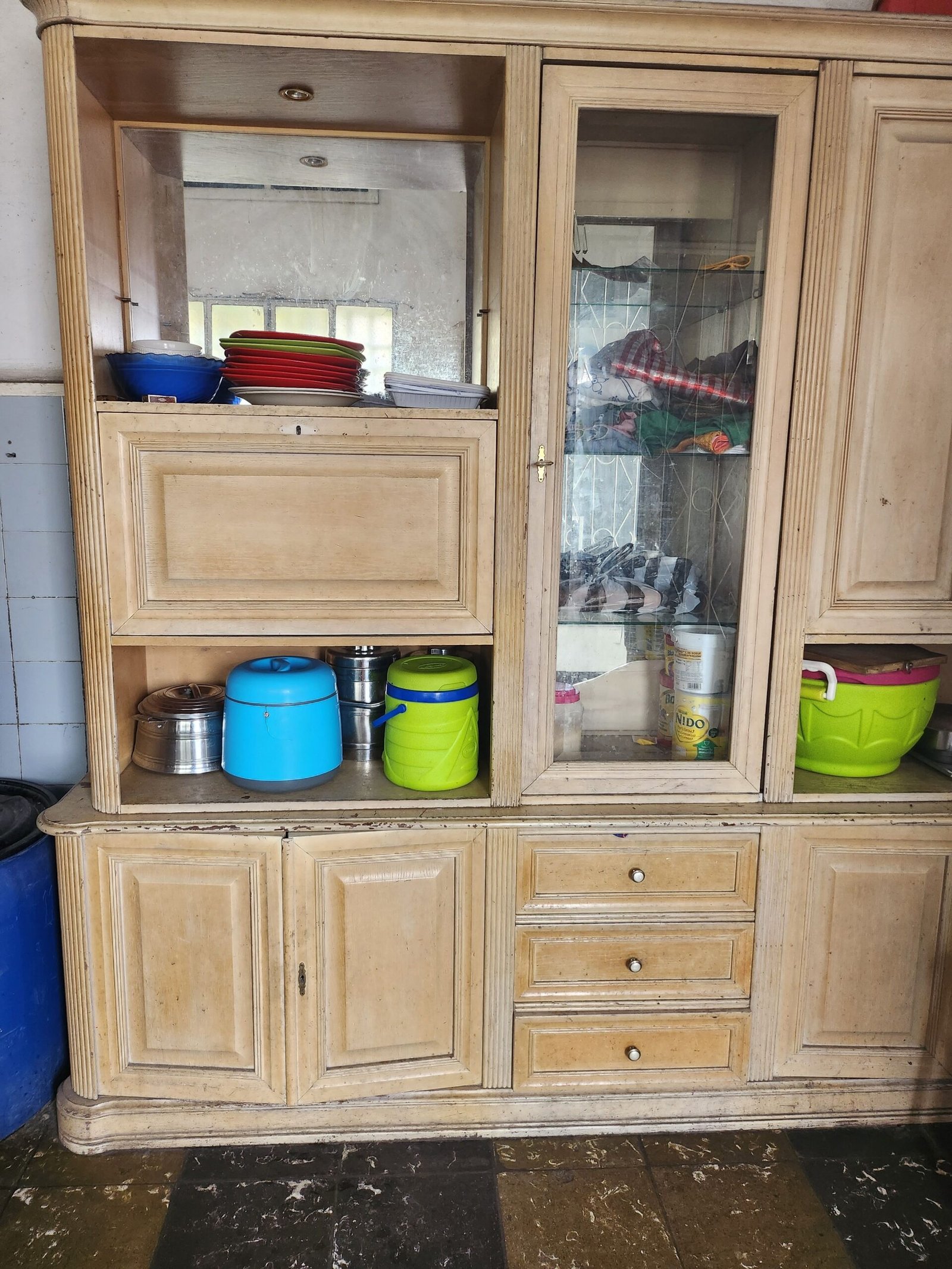 A vendre armoire vitrine