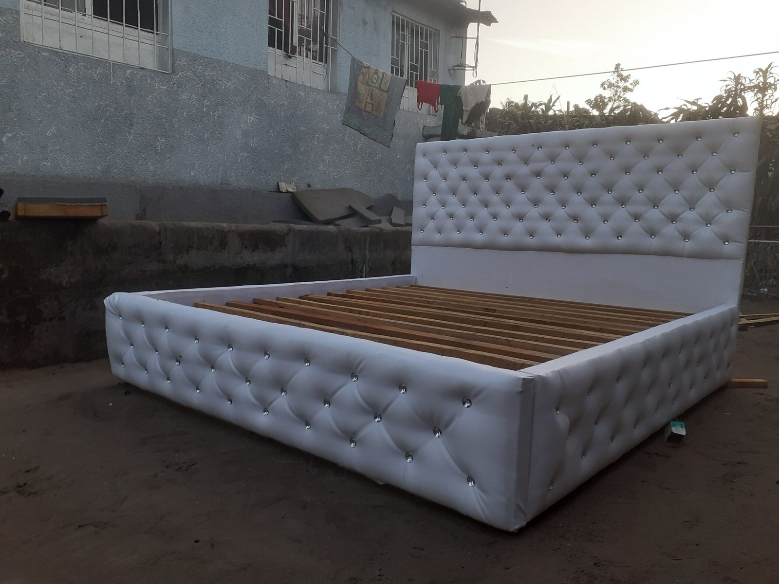 Lit garni disponible demontable et montable tres efficace