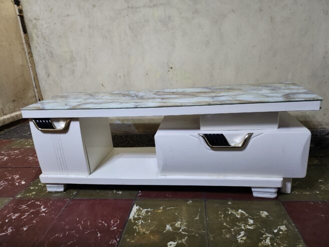 A vendre table salon et télé raison de voyage