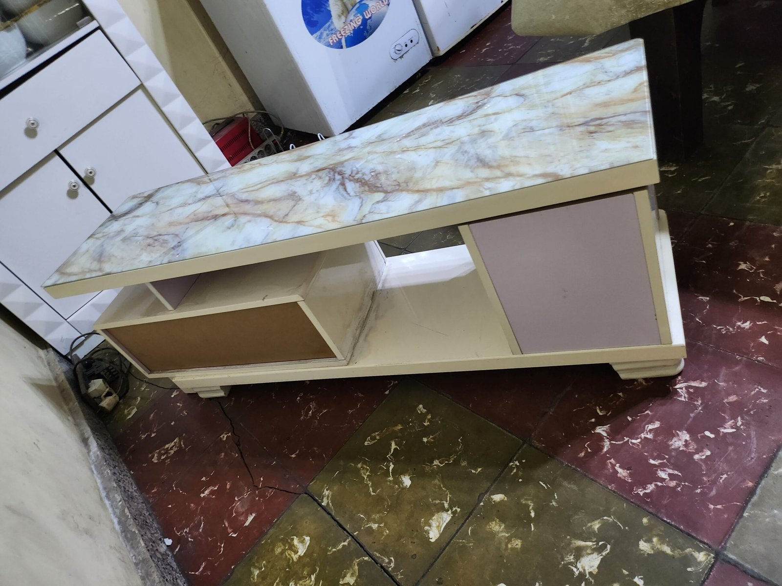 A vendre table salon et télé raison de voyage