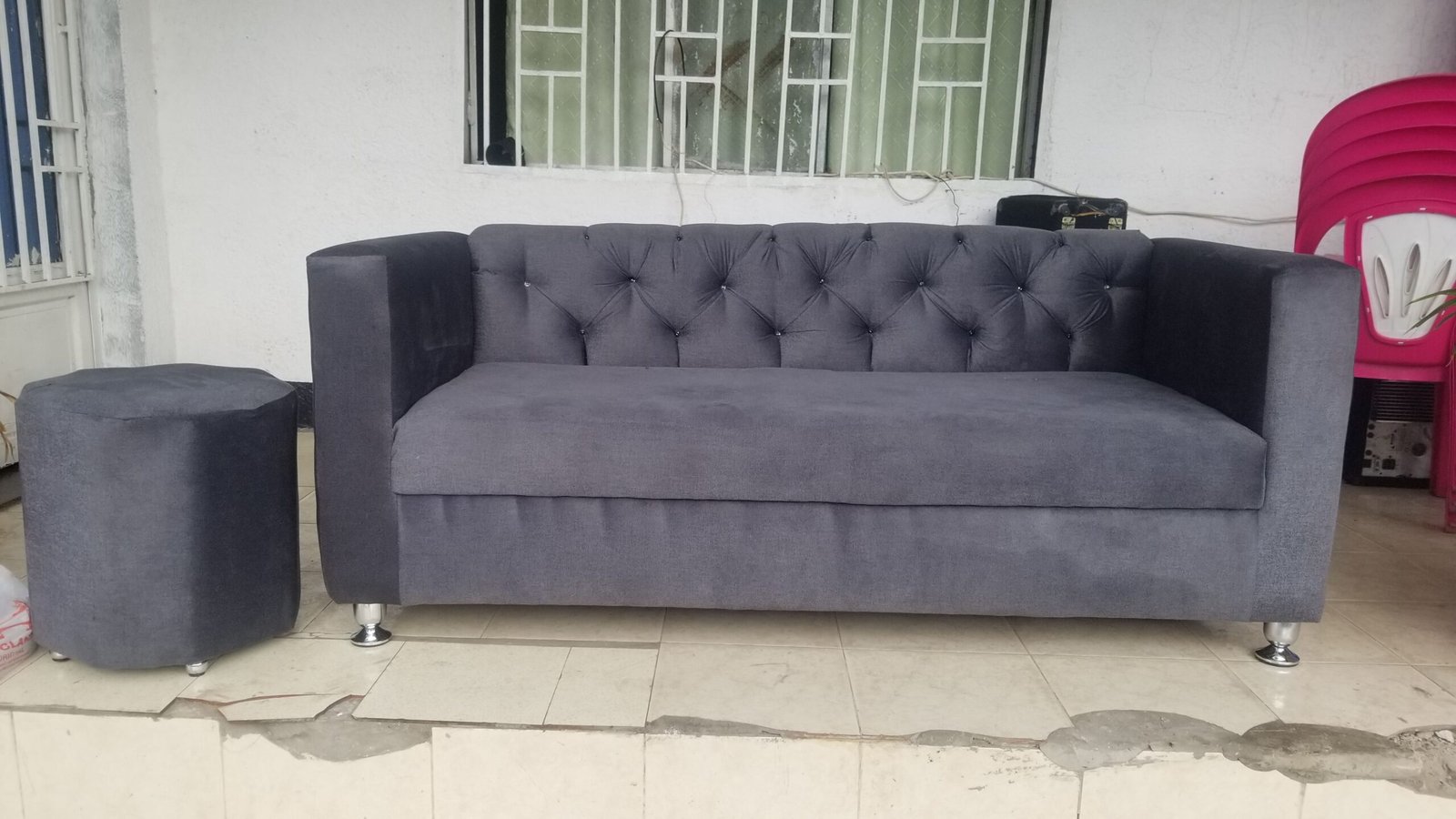 Fauteuils capitonné de 3places plus pouf 200$