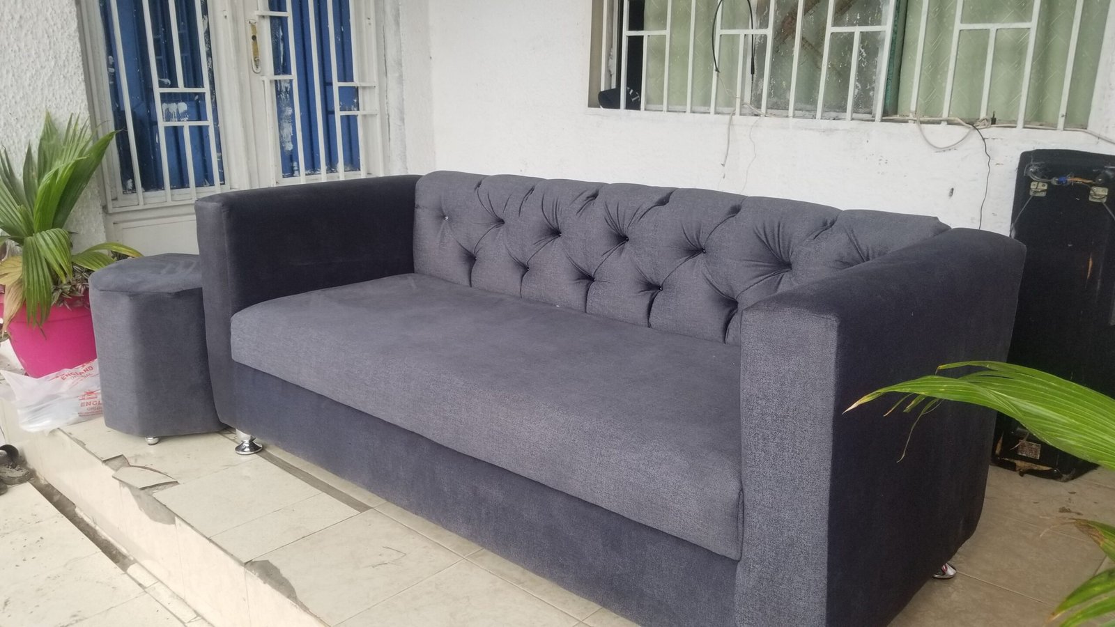 Fauteuils capitonné de 3places plus pouf 200$